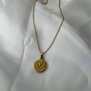 Round heart pendant necklace