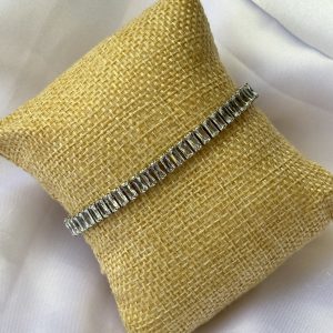 Silver bracelet with zirnocia